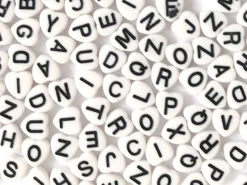 200 perles lettres alphabet en forme de coeur - noires et blanches