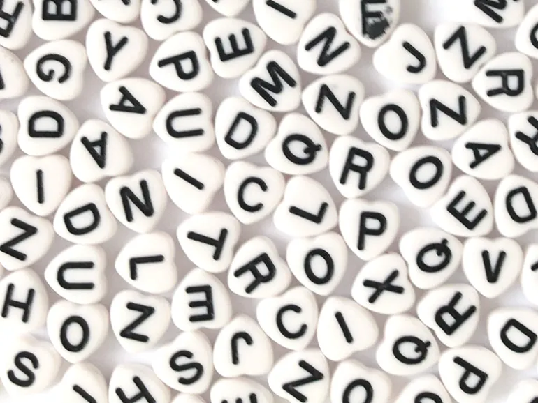 200 perles lettres alphabet en forme de coeur - noires et blanches