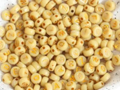 200 perles lettres dorées – Moutarde