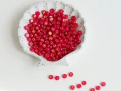 200 perles lettres dorées – rouge cerise