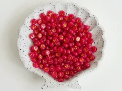 200 perles lettres dorées – rouge cerise