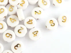 200 perles rondes en plastique - chiffres - blanches et dorées
