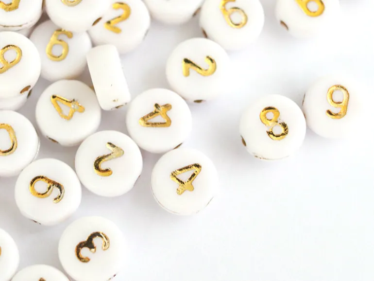 200 perles rondes en plastique - chiffres - blanches et dorées