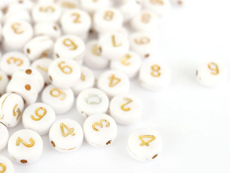 200 perles rondes en plastique - chiffres - blanches et dorées