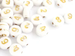 200 perles rondes en plastique - chiffres - blanches et dorées