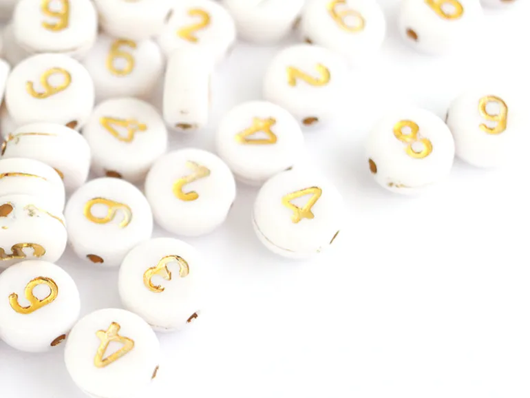 200 perles rondes en plastique - chiffres - blanches et dorées