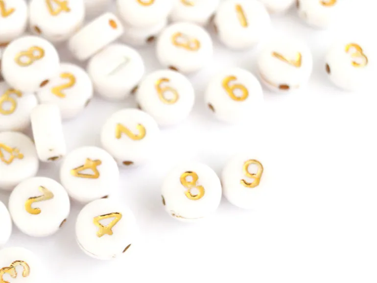 200 perles rondes en plastique - chiffres - blanches et dorées