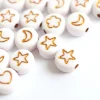 20 perles rondes en plastique - mix fleurs, étoiles et cœur - doré et blanc