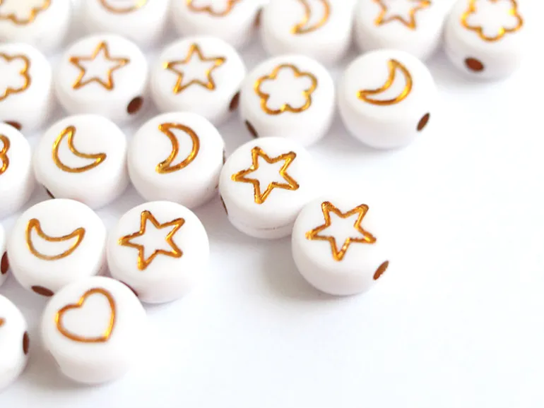 20 perles rondes en plastique - mix fleurs, étoiles et cœur - doré et blanc