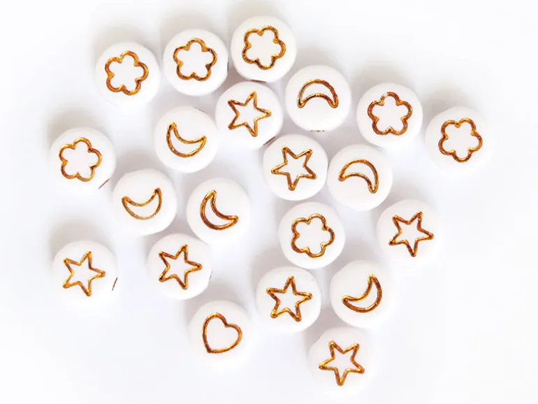 20 perles rondes en plastique - mix fleurs, étoiles et cœur - doré et blanc