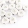 20 perles rondes en plastique - étoiles - argenté et blanc