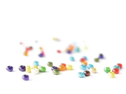 50 perles rondes multicolores en bois vernis - 4 mm
