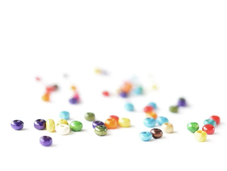 50 perles rondes multicolores en bois vernis - 4 mm