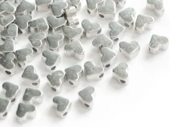 50 petites perles en plastique - cœurs argentés