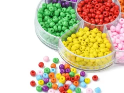 Boite de 7 couleurs de grosses perles de rocailles - 4 mm