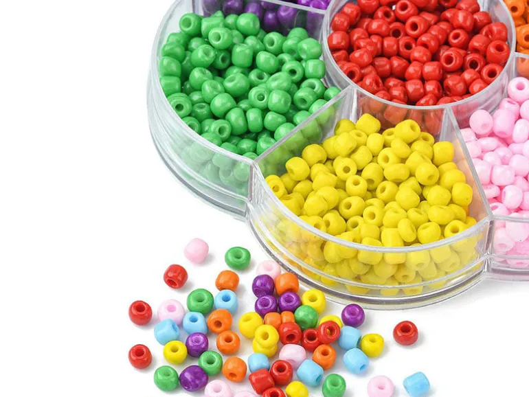 Boite de 7 couleurs de grosses perles de rocailles - 4 mm