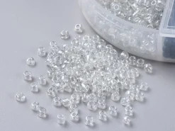 Boite de 60 grammes de perles de rocailles 3mm - Mix noir et blanc