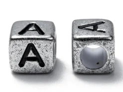 Boite de 934 perles lettres alphabet carrées - argentées