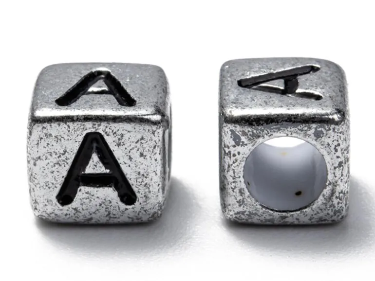 Boite de 934 perles lettres alphabet carrées - argentées