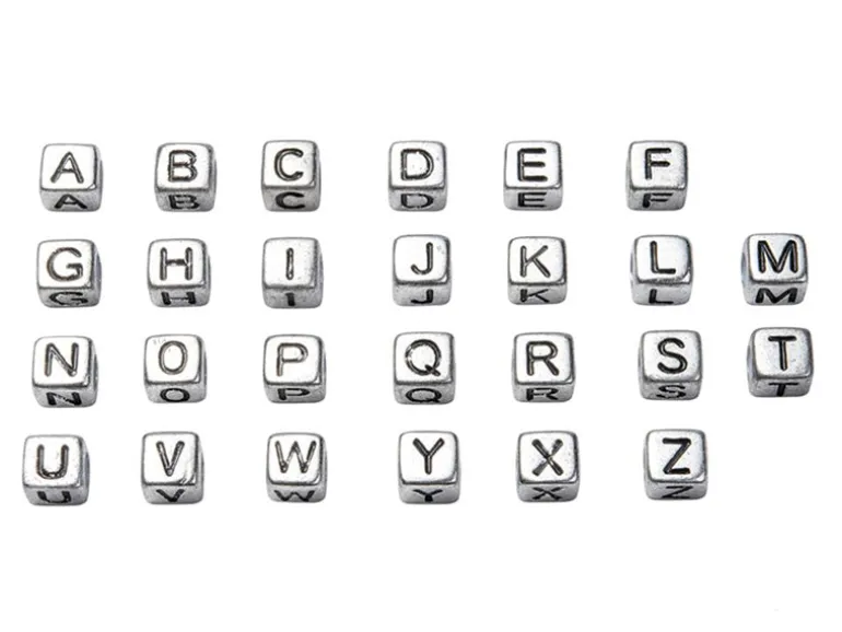 Boite de 934 perles lettres alphabet carrées - argentées