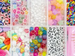 Boite valisette d'assortiment de 12 types de perles en plastique, fil et aiguilles
