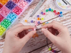 Boîte d'assortiment de perles en plastiques pony beads - 24 couleurs