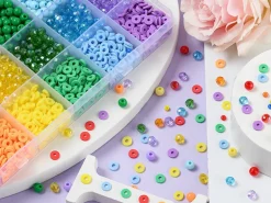 Boîte de 4300 perles variées : rocailles, plastique, heishi - 6 couleurs