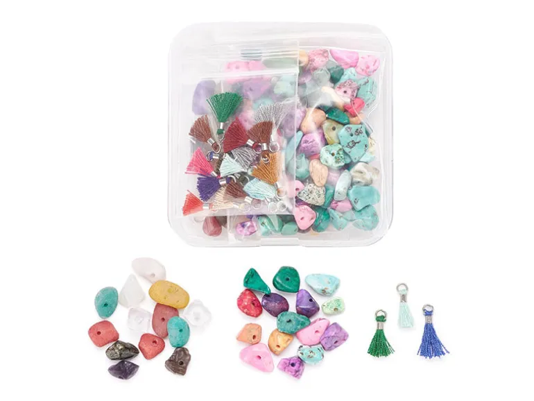 Boîte de perles naturelles et synthétiques et pendentifs pompons