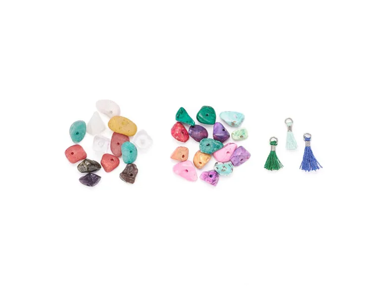 Boîte de perles naturelles et synthétiques et pendentifs pompons