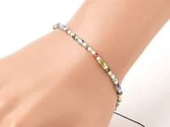 Bracelet fin en perles de verre - multicolore - taille ajustable