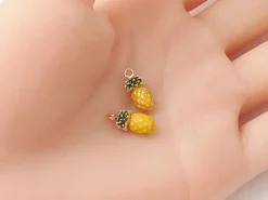 Breloque ananas émaillée en laiton doré à l’or fin