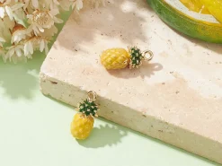 Breloque ananas émaillée en laiton doré à l’or fin