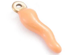 Breloque corne italienne en émail saumon clair sur acier inoxydable 304 plaqué or