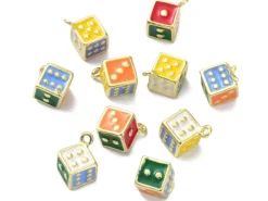 Breloque dé émaillé multicolore