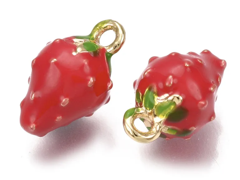 Breloque fraise émaillée en laiton doré à l’or fin