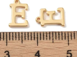 Breloque lettre E en laiton plaqué or 18 K