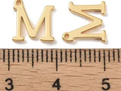 Breloque lettre M en laiton plaqué or 18 K
