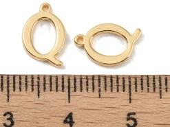 Breloque lettre Q en laiton plaqué or 18 K