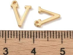 Breloque lettre V en laiton plaqué or 18 K