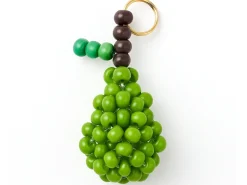 Breloque poire verte en perles de verre