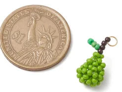 Breloque poire verte en perles de verre
