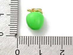 Breloque pomme verte émaillée - laiton doré à l’or fin