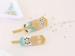 Kit Rose Moustache - tissage de perles miyuki - les broches plumes