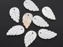 Lot de 5 pendentifs feuille en coquillage nacré - 22 x 12 mm