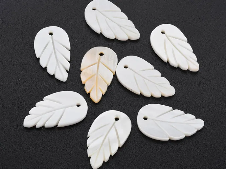 Lot de 5 pendentifs feuille en coquillage nacré - 22 x 12 mm