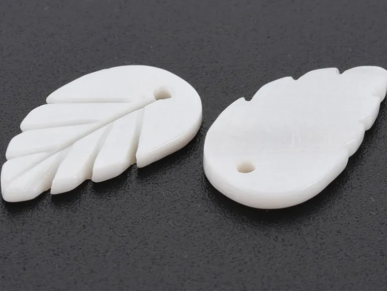 Lot de 5 pendentifs feuille en coquillage nacré - 22 x 12 mm