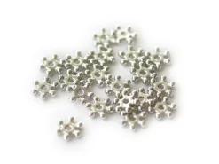 Lot de 20 perles heishi intercalaire - Fleurs argentées 6 x 2 mm