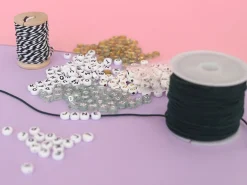 Lot de 200 perles rondes à paillettes - Lettres alphabet dorées