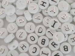 Lot de 200 perles rondes alphabet - lettres argentées