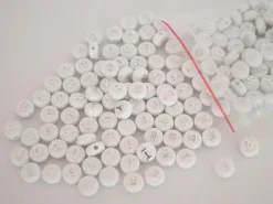 Lot de 200 perles rondes alphabet - lettres argentées